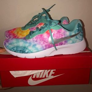 Brand new Nike Tanjun Print tennis shoes